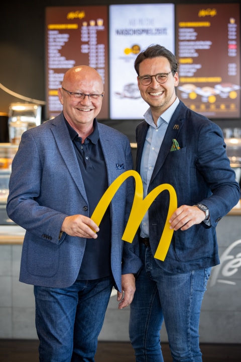 Roman Gehring und Konstantin Schembera mit McDonald's-Logo