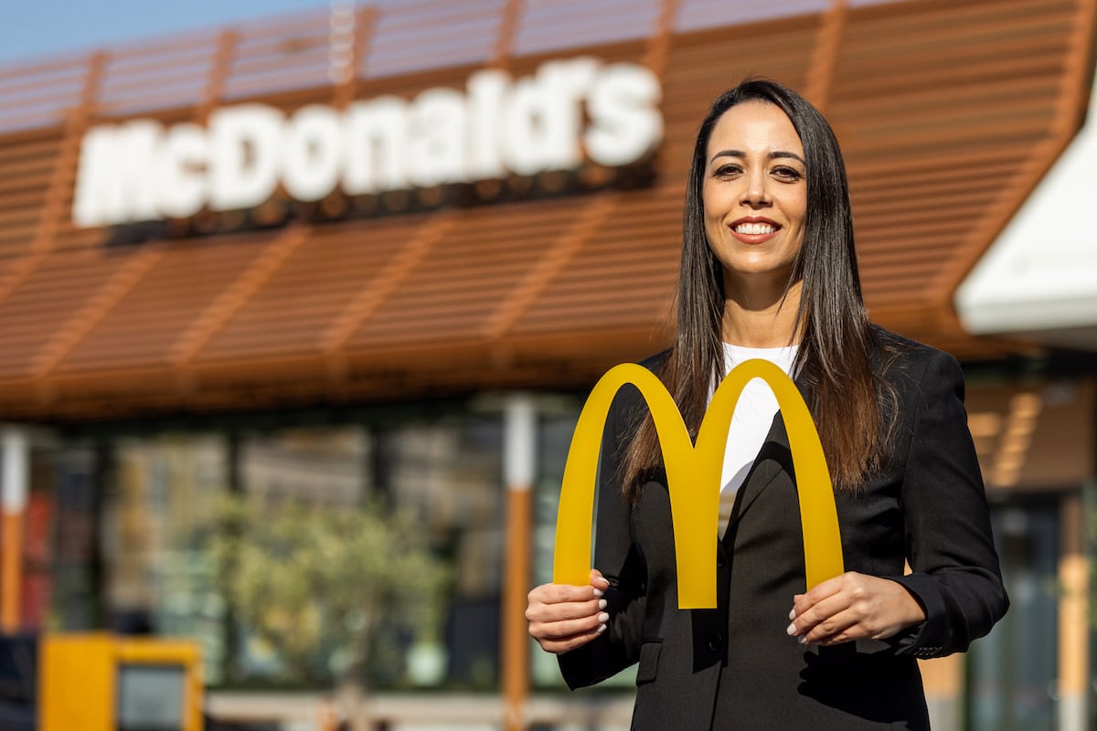 Sade Schmitz-Ödek hält das McDonalds-Logo in der Hand
