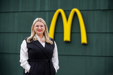 Portrait von Berenike Maier vor McDonald's-Logo