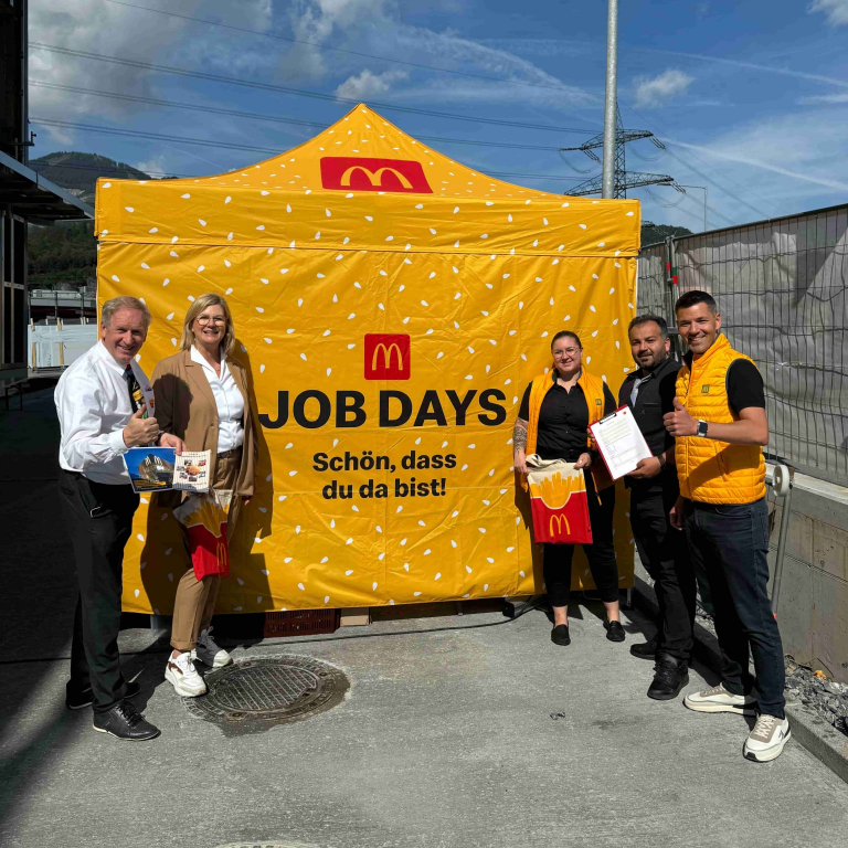 Lächelnde Personen vor dem McDonald’s-Stand beim Job Day in Bürs in Vorarlberg.