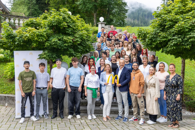 Gemeinschaftsfoto: Lehrlinge aus ganz Österreich bei der McDonald’s Lehrlingsconvention im Schloss Kassegg